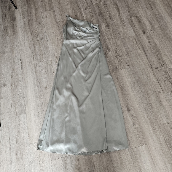 Robe - Picture 3 of 7